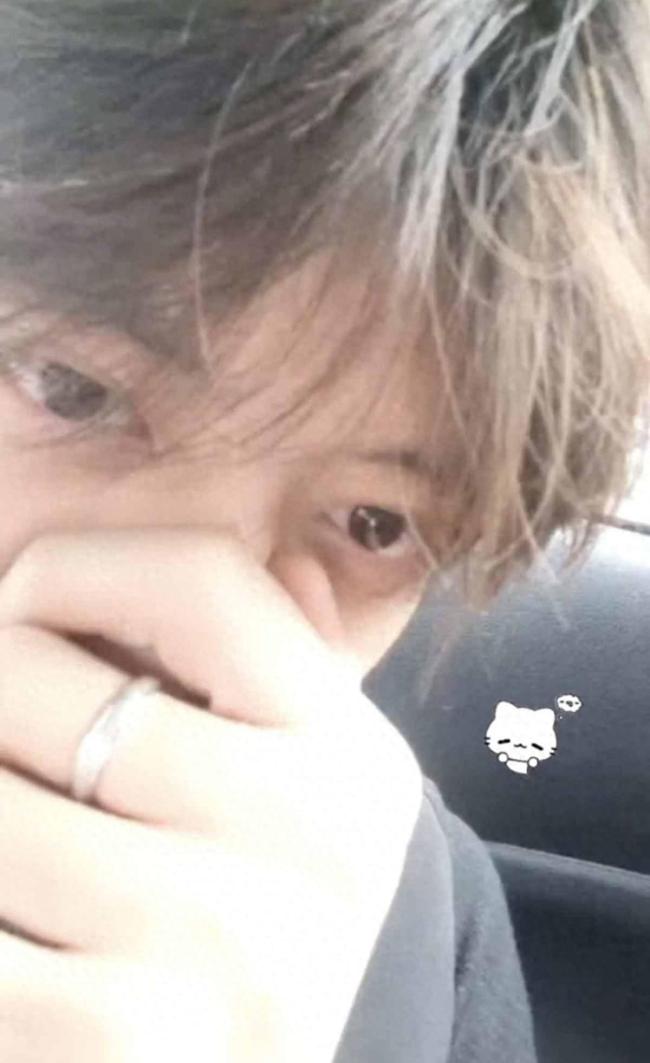 18岁男生熬夜猝死账号取名早些睡 弟弟痛哭悼念哥哥