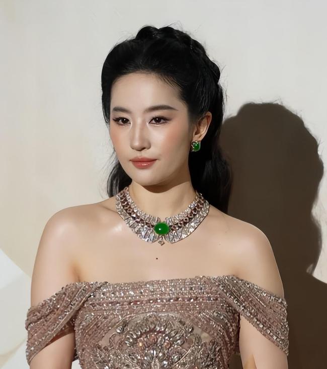 刘亦菲曾被裁掉过 合照风波再起
