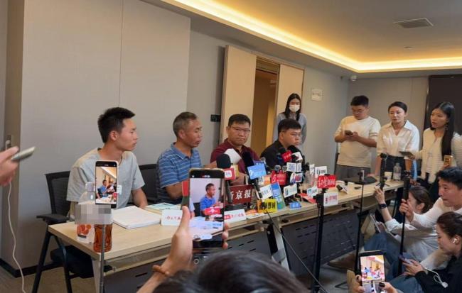 梅姨与男子同居期间曾收养一个女孩 多段婚姻身份复杂