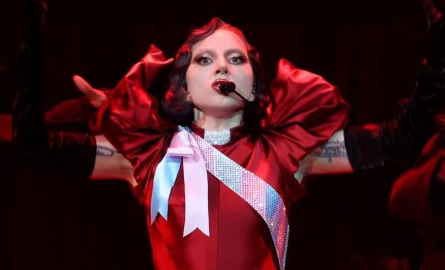 美国女歌手Lady Gaga正式当妈 低调街头遛娃