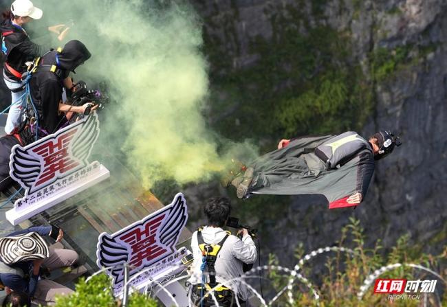西游师徒邂逅翼装“空中飞人”