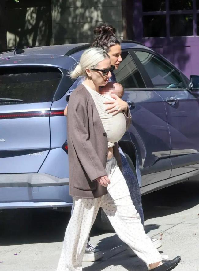 Lady Gaga抱娃出街 低调现身北加州街头