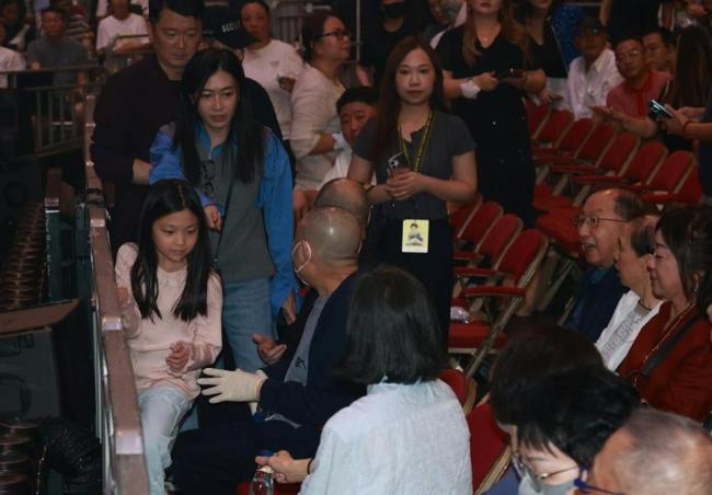 刘銮雄与弟弟罕同场看谭咏麟演唱会 家族同框引关注