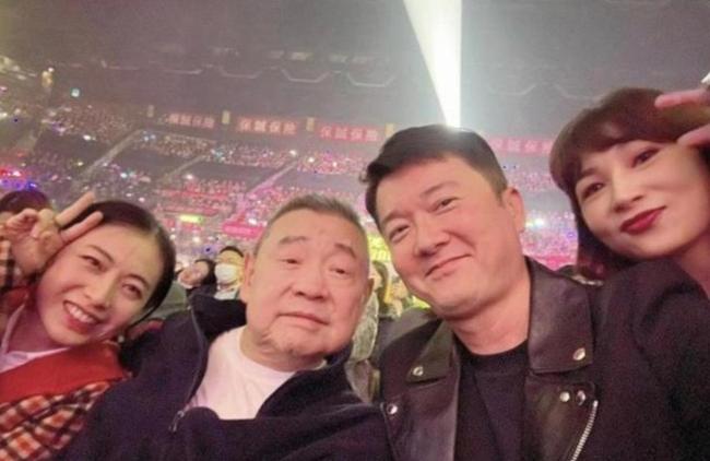 刘銮雄与弟弟罕同场看谭咏麟演唱会