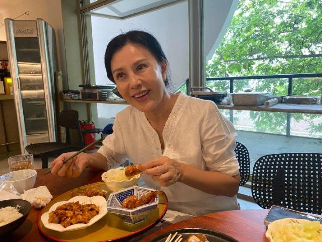 女演员朱晏卖韭菜盒子？本人回应 玩笑话引发热议
