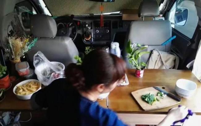 女子花20万买房车陪读上高中儿子 为孩子多睡20分钟引发热议