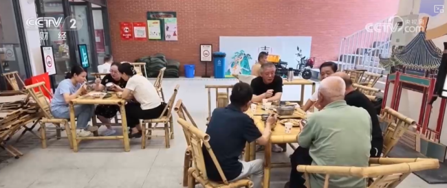 菜市场里“一站式”集齐吃喝玩乐多种体验