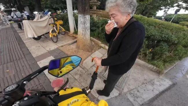 是他撞的你吗“不是 他是好心”:外卖小哥救助摔倒老人