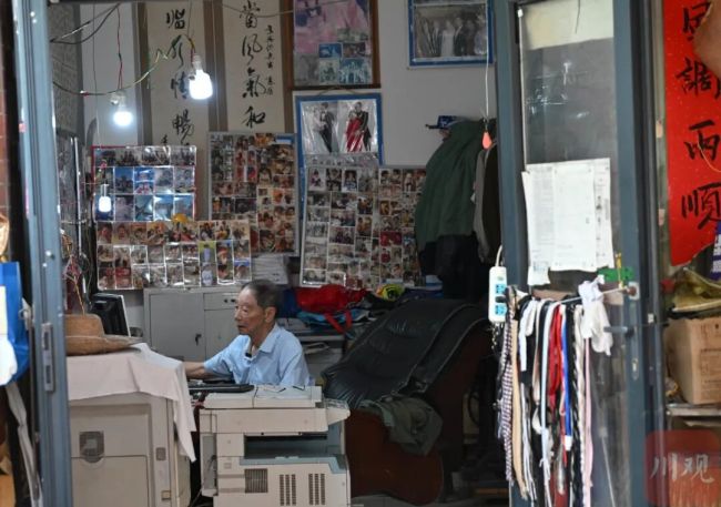 成都85岁大爷老式照相馆不P图不精修 26年坚守匠人情怀