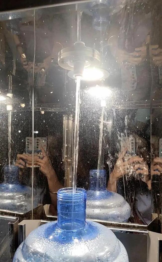 售水机脏成这样 售水的人不知道吗 水质问题频发引担忧