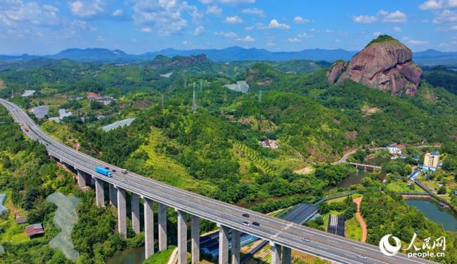 江西会昌：银龙穿翠 路畅景美