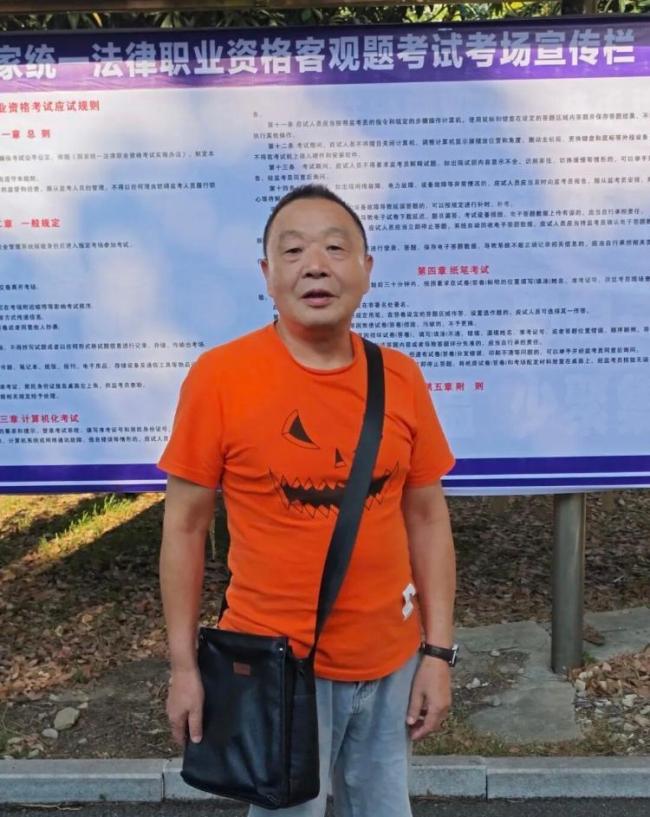 74岁老人参加法考获家人支持