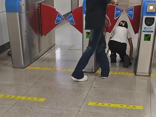 南昌地铁通报3人钻闸机逃票 违规行为将受罚