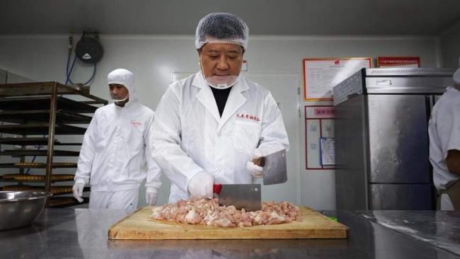 山东临沂一食品公司赶制炒鸡月饼 创意融合地方特色