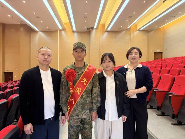 成都烈属妈妈连续十年送别入伍新兵 传承英烈精神