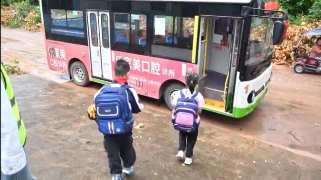 乡村公交多等20分钟守住放学路