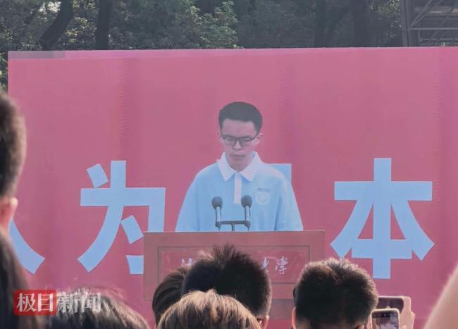 父亲背鸡蛋接考男孩开学典礼发言