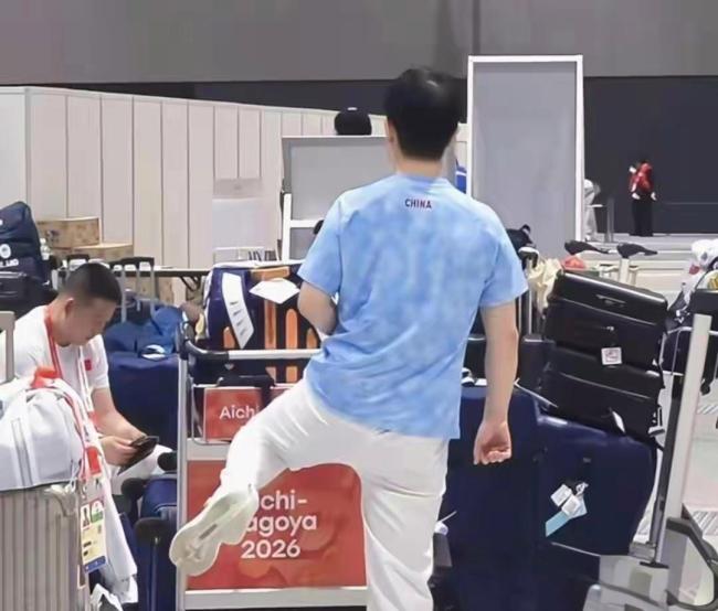国乒疑遭盘外招，全队被困机场，孙颖莎无惧困难现场训练 赛帧 筹备混乱引发关注