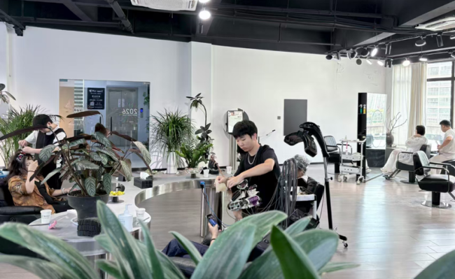 小县城理发师闯进北京国际时装周 从理发店到国际舞台