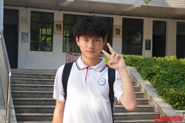 网红高中生将自媒体收入7万捐给学校