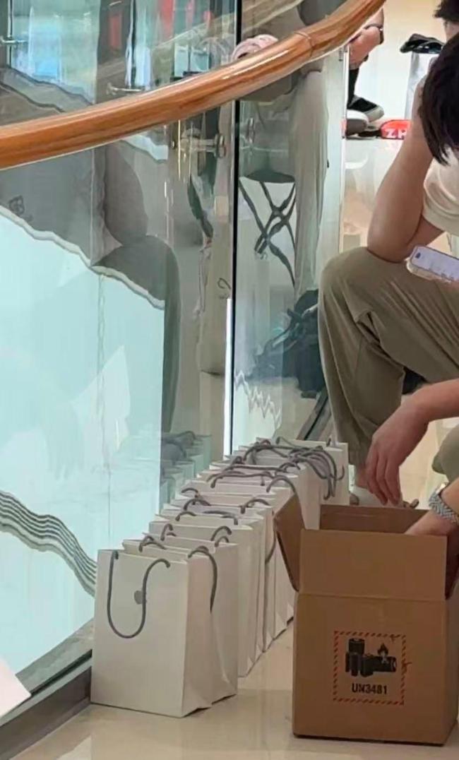 实探苹果门店：iPhone18黑色最早售罄 黄牛加价收货忙