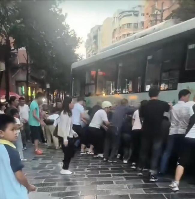 贵州一小学生被卷入公交车底