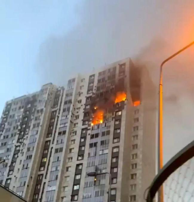 莫斯科这一幕 震惊全世界 炼油厂遭无人机袭击