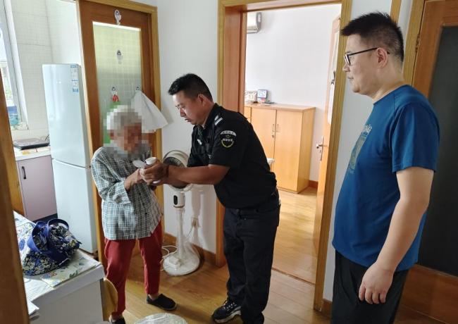 保安上班时捡到写着自己名字的纸条 及时救助被困老人