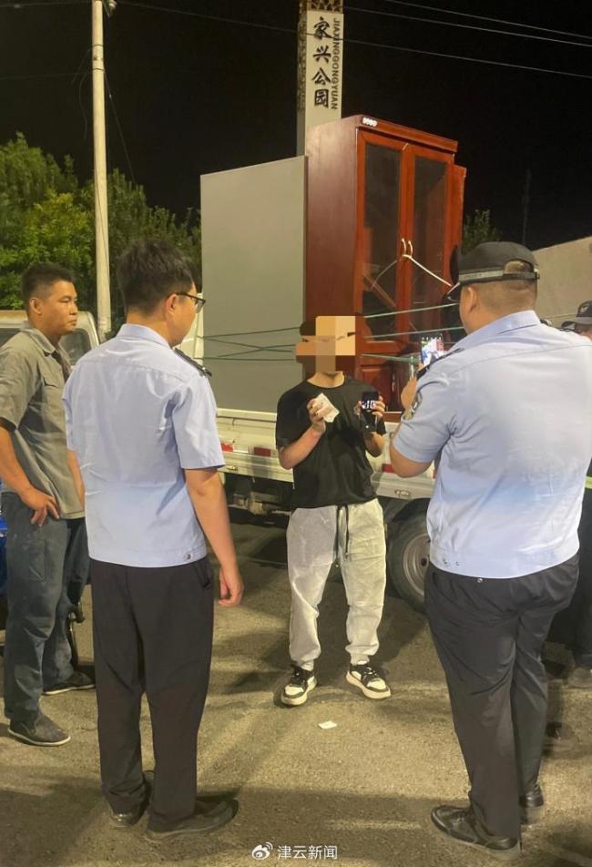 物业班长制服贴涉黄广告者获见义勇为 制止诈骗保护居民安全