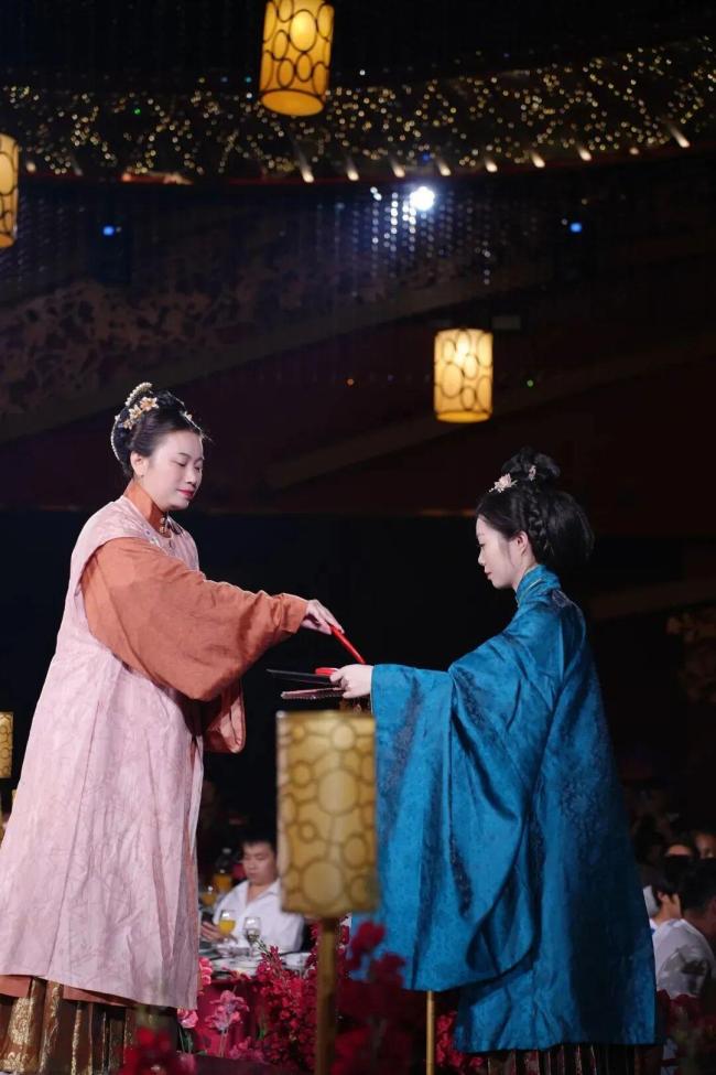 24岁女生拜师学做婚礼喜娘 从汉服爱好者到执礼人