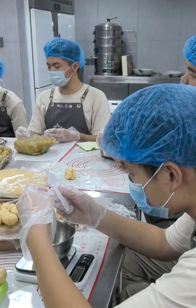 百盒爱心月饼突遭退单后被网友买爆