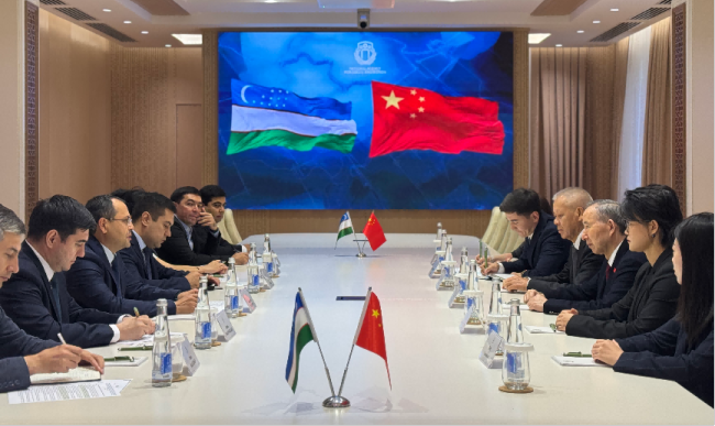 龙宇翔与国家社会保障署署长曼苏尔别克·奥洛约罗夫亲切会见