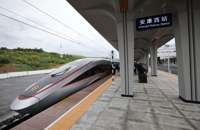 西安至安康高铁开通 首发列车为乘客准备礼物