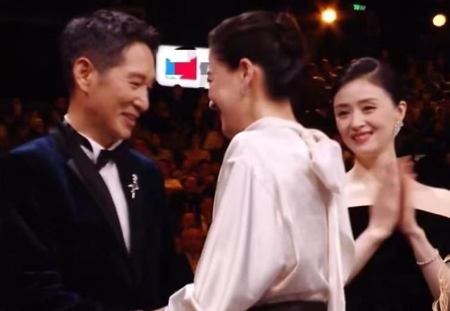 梅婷秦海璐宋佳蒋欣拥抱 真情暴露感动全场