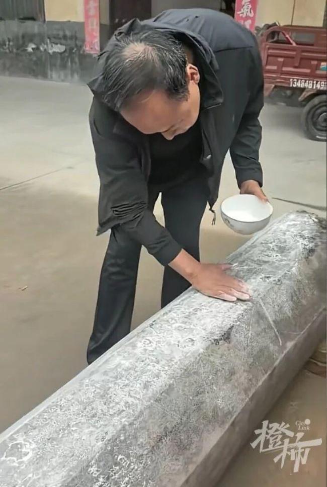 西安村民在菜地挖出800年前大石柱 金代经幢再现
