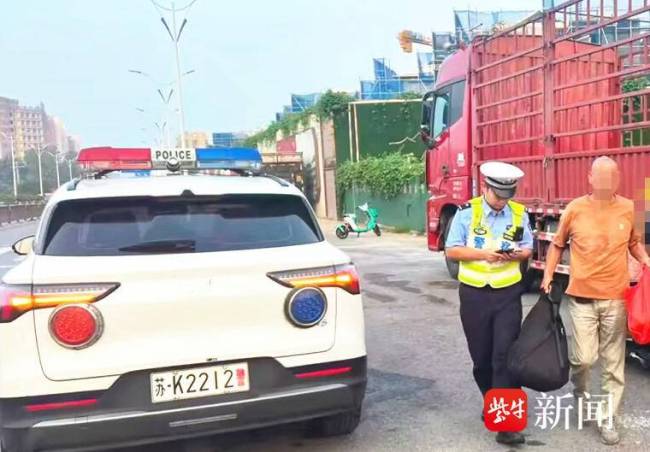 男子误入高速打算“走”下去 交警及时救助平安护航