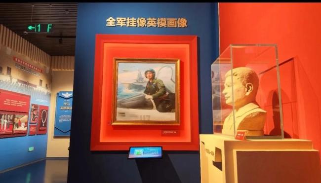 张超舍命保住的歼-15首次公开展示 英雄事迹永存