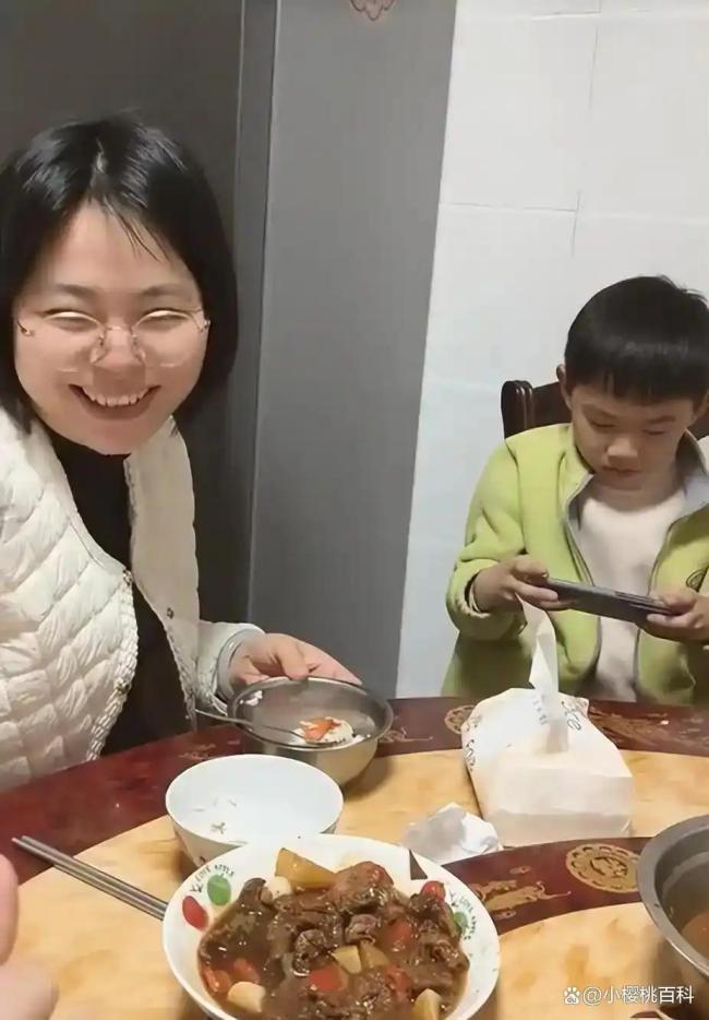 妈妈拿巨型碗劝2米01儿子好好吃饭 独立与宠爱的边界