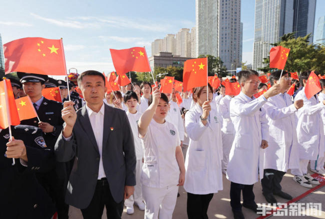 青岛举行国庆升国旗仪式 共祝国泰民安