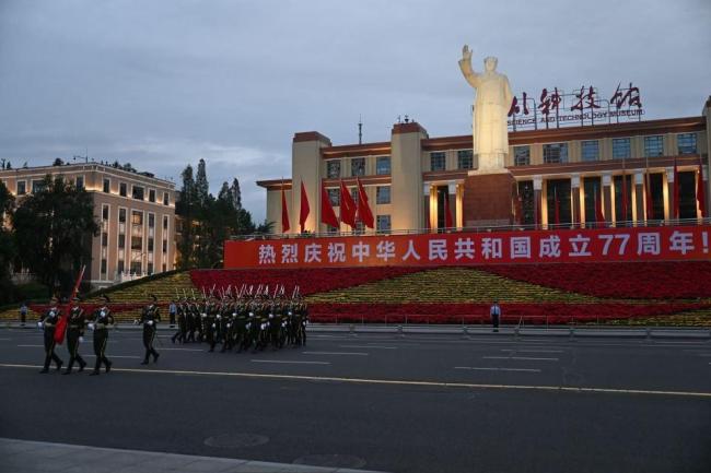 成都天府广场6.2万人观看升旗仪式 国旗之下，家国同心
