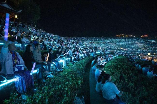 大地指纹音乐会现场全都是人 中秋月色下的诗意盛宴