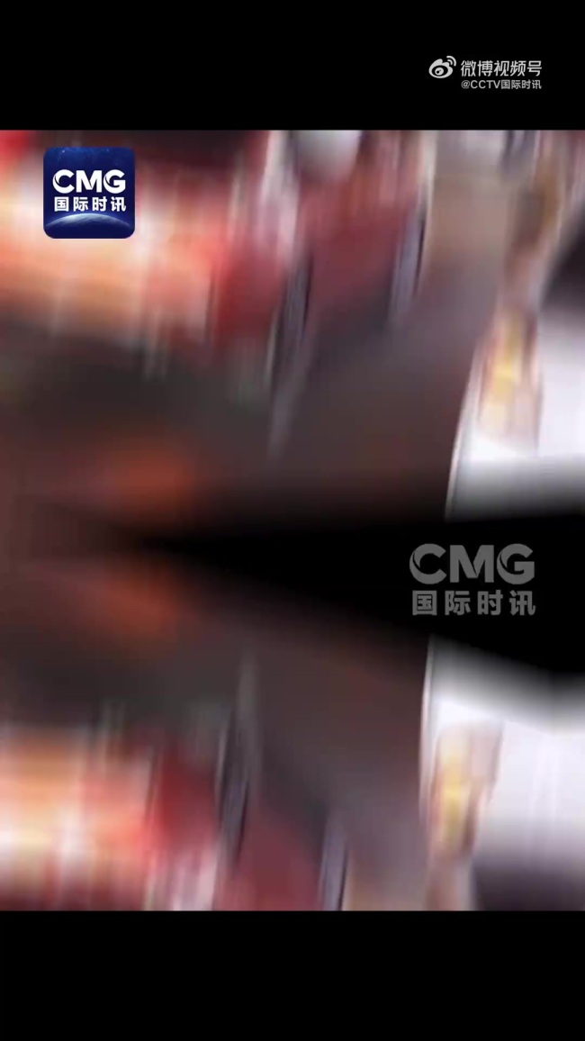 美军撤离伊拉克 民众街头庆祝放烟花 主权回归历史时刻