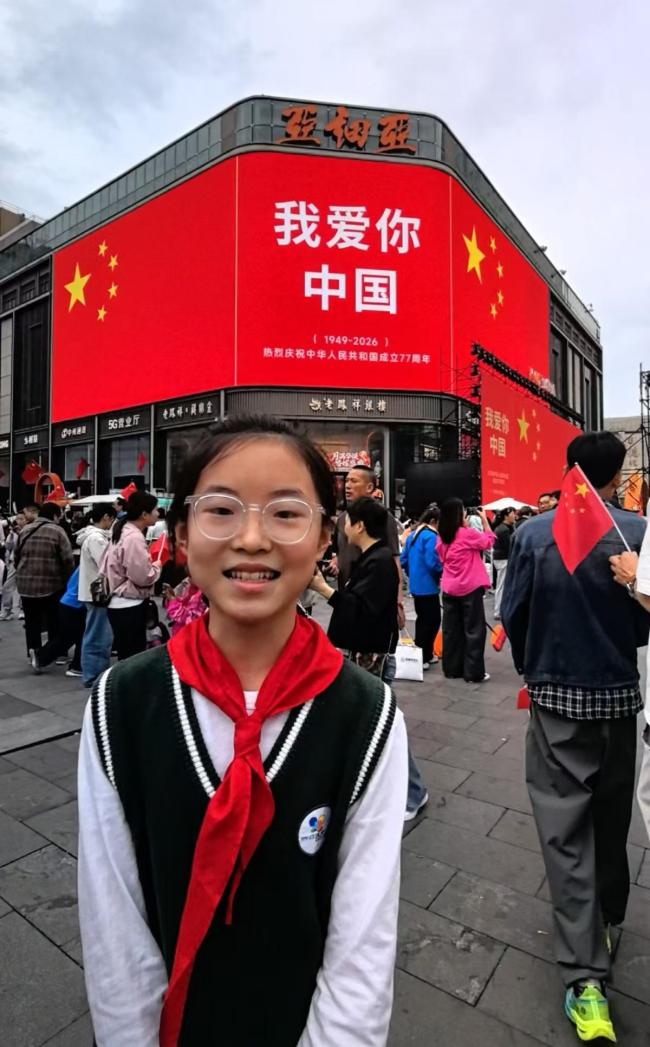 爸爸扛60多斤女儿看升旗硬扛30多分钟 爱国热情满满