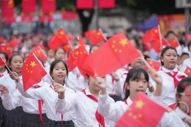 重庆人民广场举行国庆节升国旗仪式 市民共庆祖国华诞