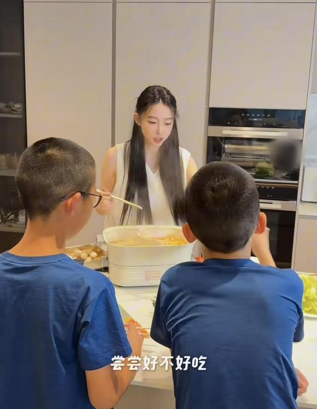 潘玮柏老婆疑似怀孕 超市购物显孕态