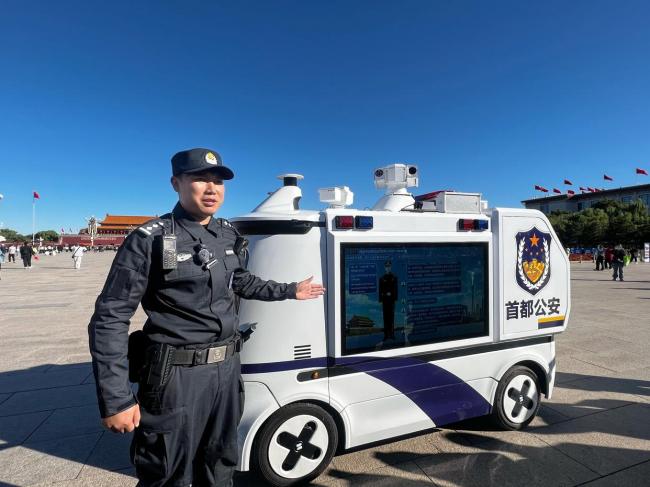 天安门广场来了一辆警车mini
