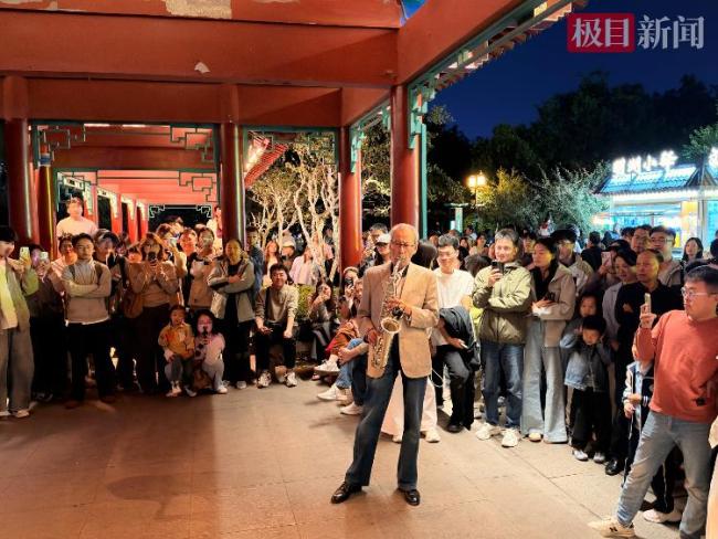 “大明湖最有腔调爷爷”国庆夜现身