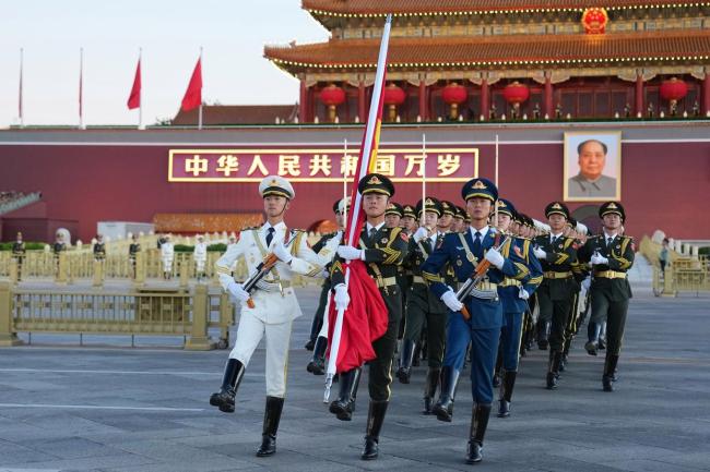 一抹中国红 见证跨越时代的奔赴