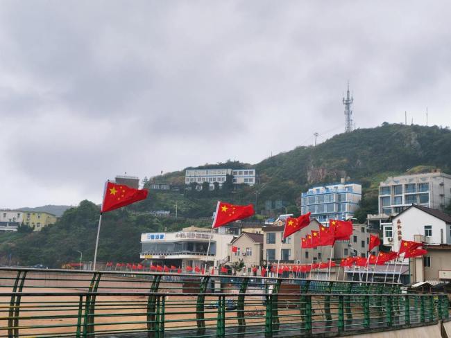 浙江嵊泗枸杞岛海上升起国旗 海岛共庆华诞