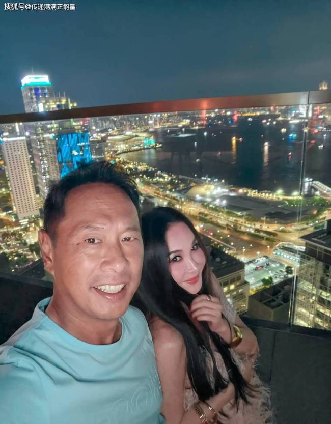 温碧霞结婚26周年晒照 岁月静好的陪伴
